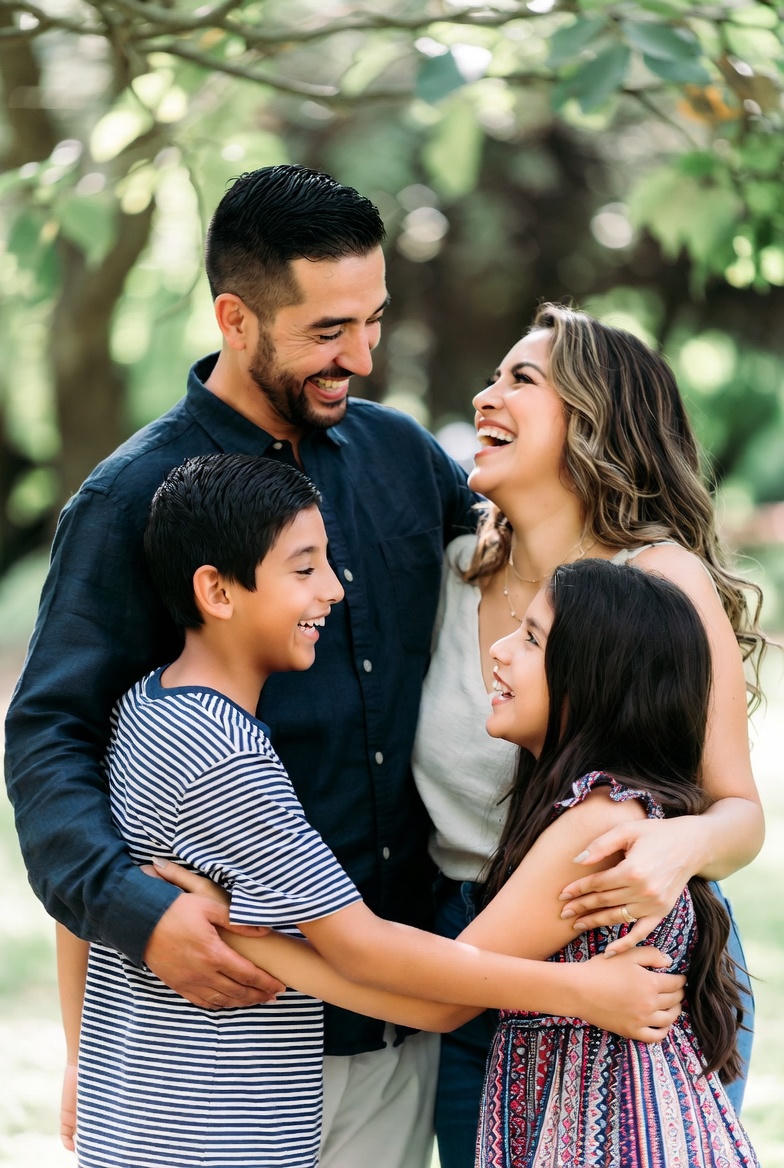 Familia hispana sonriendo y protegida con seguro de vida