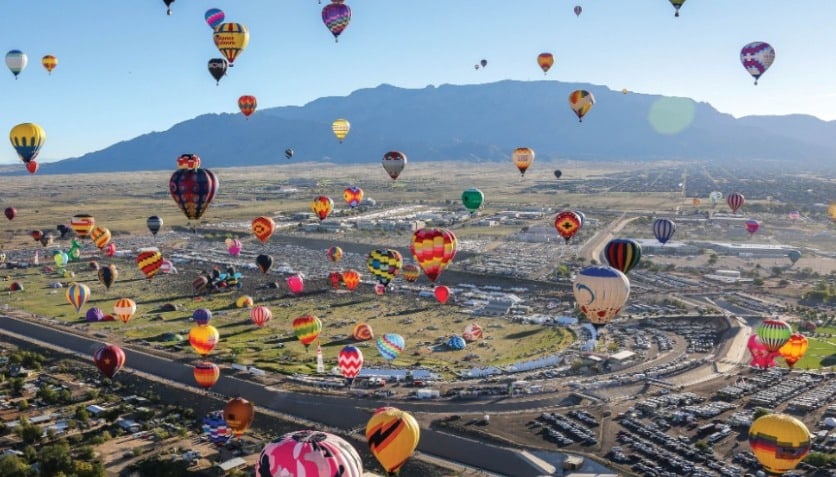 Globos sobre Albuquerque durante la fiesta de los globos, con las montañas Sandía al fondo
