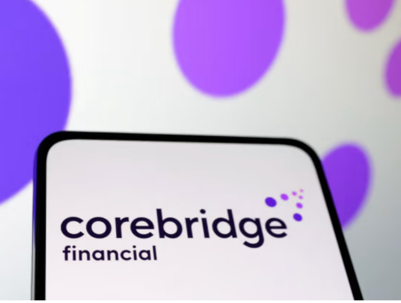 Logo de Corebridge Financial en smartphone — IUL Max Accumulator+ III con estrategias Nasdaq-100 y S&P 500 High Bonus — julio 2026