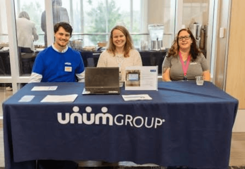 Equipo de Unum Group en una mesa con marca Unum — historia de reaseguro de cuidado a largo plazo, actualización semanal julio 2026