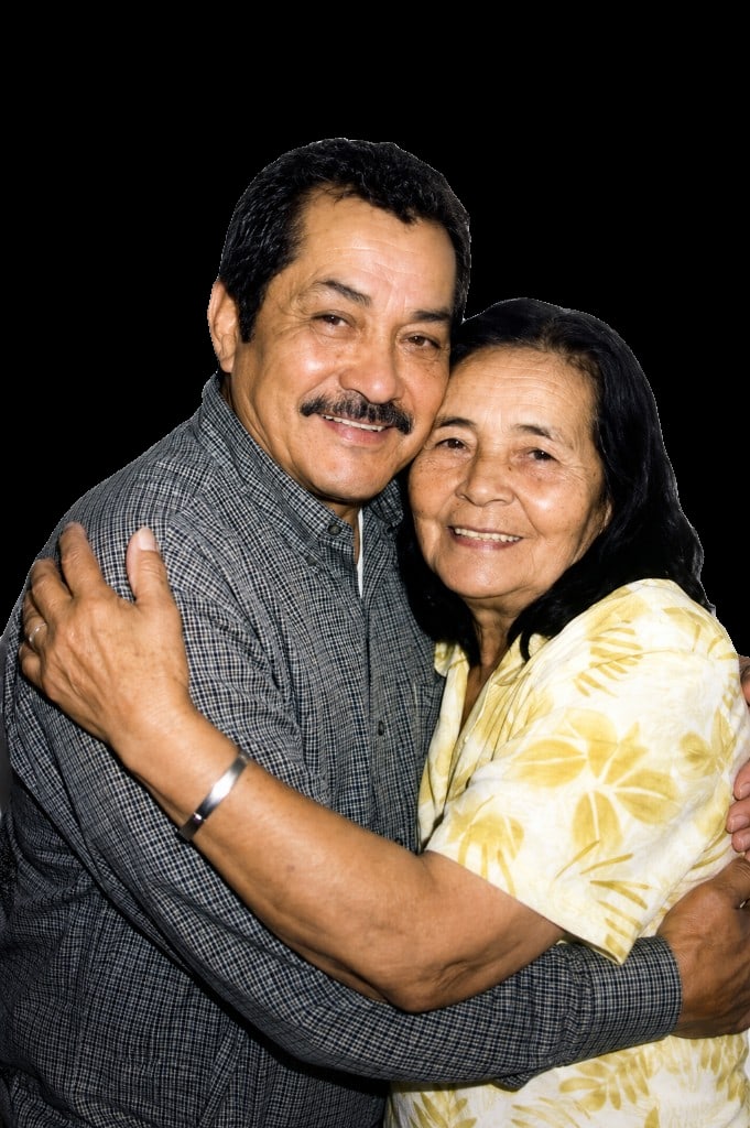 Los padres de Julie, abrazados