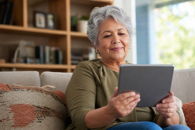 Persona mirando información en una tablet