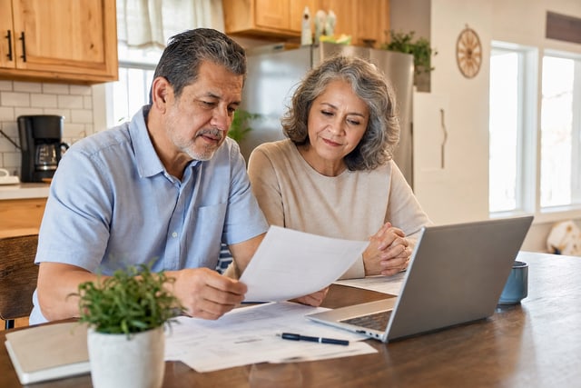 Pareja revisando una cotización en casa