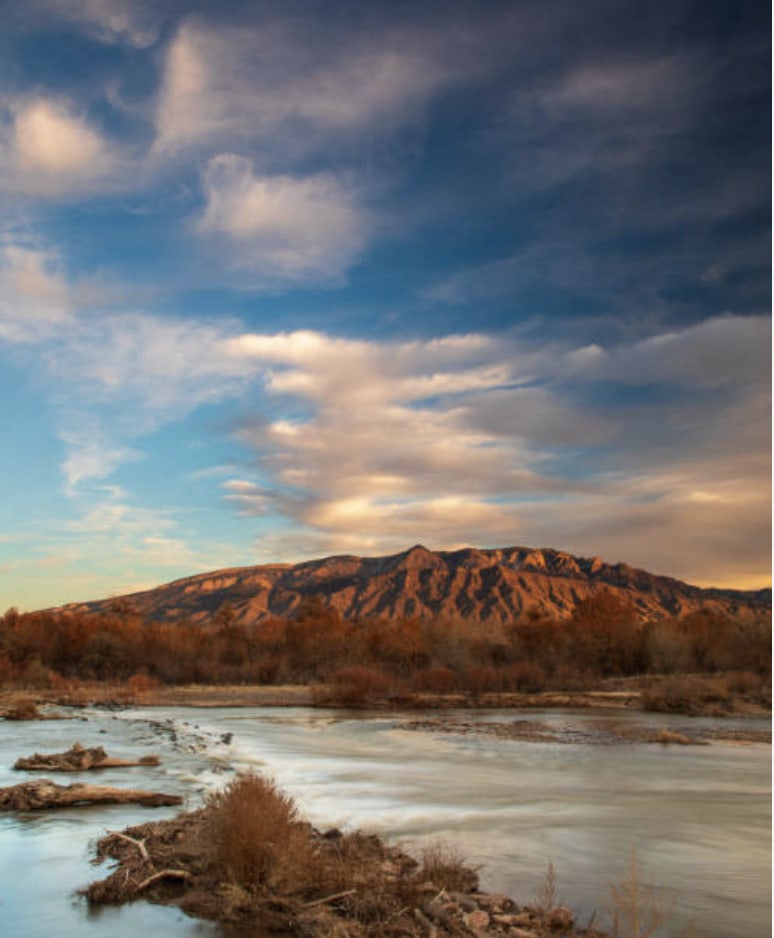 El Río Grande y las montañas Sandía cerca de Rio Rancho