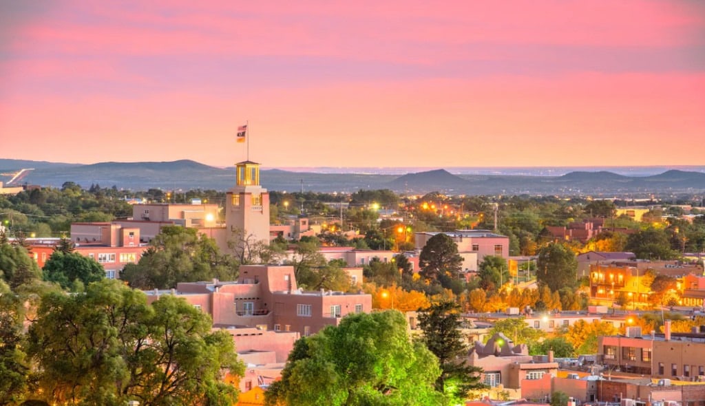 Santa Fe al atardecer, con la torre y los cerros al fondo