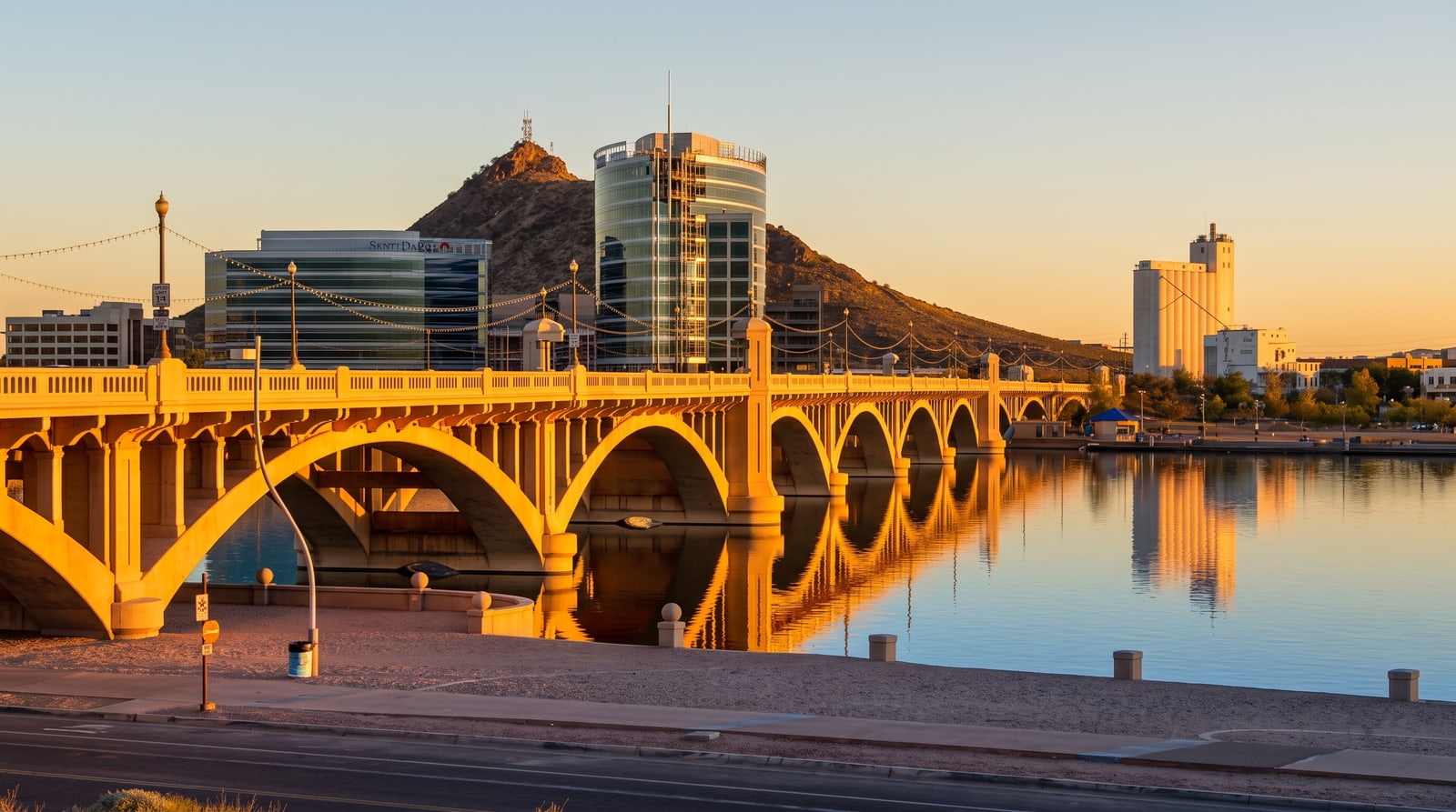 Puente de Mill Avenue sobre Tempe Town Lake al atardecer
