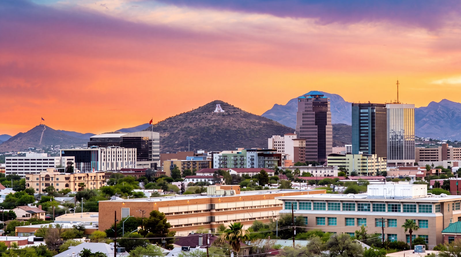 Horizonte de Tucson al atardecer, con Sentinel Peak (“A” Mountain)